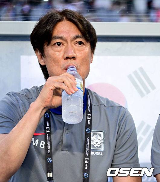 [OSEN=용인, 최규한 기자] 홍명보 감독이 이끄는 남자축구대표팀이 15일 오후 용인 미르스타디움에서 2025 동아시아축구연맹(EAFF) E-1 챔피언십(동아시안컵) 3차전 일본과 경기를 가졌다.&nbsp;한국은 1차전서 중국을 3-0, 2차전서 홍콩을 2-0으로 완파했다. 하지만 일본이 1차전서 홍콩을 6-1, 2차전서 중국을 2-0으로 이겼다. 골득실 +7의 일본이 +5의 한국을 누르고 조 선두인 상황이다. 나란히 2승을 거둔 한국과 일본은 대회 우승컵을 놓고 격돌한다.&nbsp;경기를 앞두고 한국 홍명보 감독이 물을 마시고 있다. 2025.07.15 / dreamer@osen.co.kr