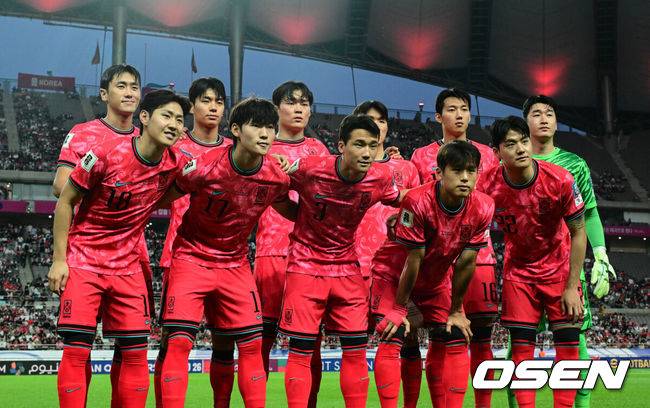 [OSEN=상암, 조은정 기자]10일 서울 마포구 서울월드컵경기장에서 2026 국제축구연맹(FIFA) 북중미 월드컵 아시아 3차 예선 B조 10차전 대한민국 남자 축구 대표팀과 쿠웨이트의 경기가 열렸다.한국은 지난 6일 이라크 원정에서 2-0 완승과 함께 5승 4무(승점 19)로 조 2위 이상을 확정, 11회 연속 월드컵 본선 진출을 조기 확정지었다.한국 베스트11이 포즈를 취하고 있다. 2025.06.10 /cej@osen.co.kr