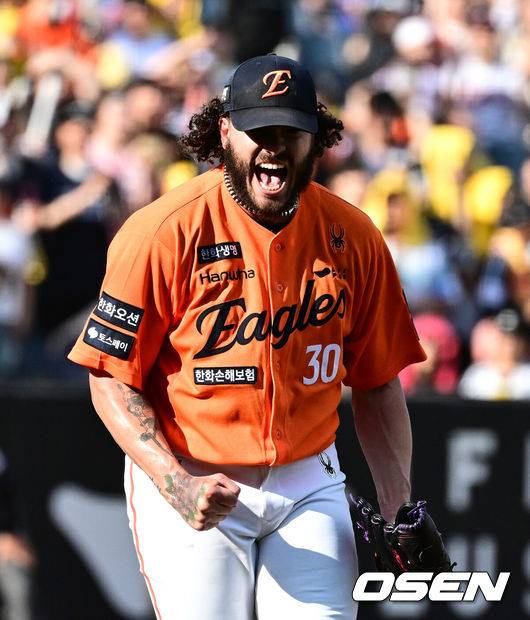 [OSEN=대전, 지형준 기자] 1회초 2사 1루에서 한화 폰세가 LG 문보경을 삼진 처리하며 포효하고 있다. 2025.06.14 /jpnews@osen.co.kr