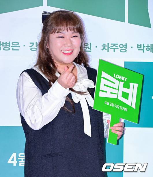 [OSEN=지형준 기자] 31일 오후 서울 잠실 롯데시네마 월드타워에서 영화 ‘로비’ VIP 시사회 포토월 행사가 열렸다.‘로비'는 연구밖에 모르던 스타트업 대표 창욱(하정우)이 4조 원의 국책사업을 따내기 위해 인생 첫&nbsp;로비&nbsp;골프를 시작하는 이야기. 오는 4월 2일 개봉.개그우먼 김민경이 포토타임을 하고 있다. 2025.03.31 / jpnews@osen.co.kr