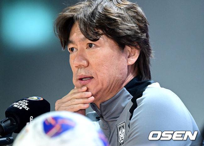 [OSEN=고양, 최규한 기자] 대한민국 남자축구대표팀이 오만과의 2026 국제축구연맹(FIFA) 북중미 월드컵 3차 예선을 하루 앞둔 19일 오후 경기도 고양종합운동장에서 공식 기자회견 및 훈련을 가졌다.한국은 현재 3차 예선에서 무패 행진을 이어가며 승점 14점(4승 2무)으로 B조 선두를 달리고 있다. 오는 20일 오후 8시 고양종합운동장에서 오만과 7차전을 치른 뒤, 25일 오후 8시에는 수원월드컵경기장에서 요르단과 8차전을 갖는다. 두 경기에서 승리를 거둘 경우, 남은 경기 결과와 관계없이 11회 연속 월드컵 본선 진출을 확정 짓게 된다.A대표팀 홍명보 감독이 취재진의 질문에 답하고 있다. 2025.03.19 / dreamer@osen.co.kr