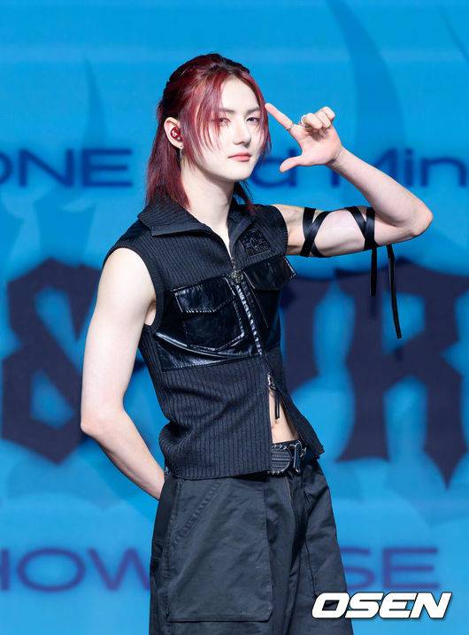 [OSEN=이대선 기자] 12일 오후 서울 강서구 스카이아트홀에서 앰퍼샌드원(AMPERS&ONE) ‘LOUD & PROUD’ 쇼케이스가 열렸다.미니 3집 ‘LOUD & PROUD’는 세상이 내놓는 선입견과 기준 앞에서도 자신감 넘치는 앰퍼샌드원의 모습을 담은 앨범이다. 그룹 앰퍼샌드원 강승호가 포토타임을 가지고 있다. 2025.08.12 /sunday@osen.co.kr