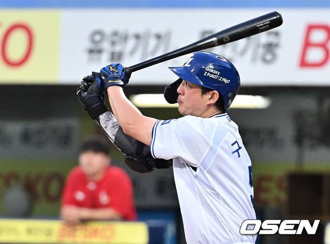 [OSEN=대구, 이석우 기자] 23일 대구삼성라이온즈파크에서 2025 신한 SOL 뱅크 KBO 리그 삼성 라이온즈와 SSG 랜더스의 경기가 열렸다. 홈팀 삼성은 가라비토가, 방문팀 SSG는 김건우가 선발 출전했다. 삼성 라이온즈 구자욱이 3회말 무사 우중간 2루타를 치고 있다. 2025.07.23 / foto0307@osen.co.kr