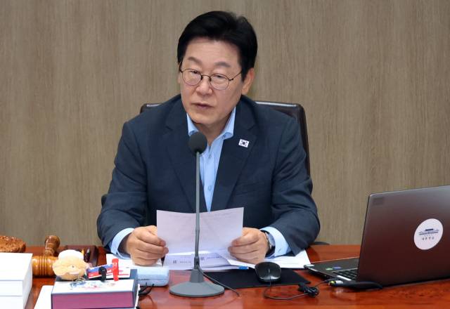 ▲이재명 대통령이 12일 서울 용산 대통령실에서 국무회의를 하고 있다. 이 대통령 자리 앞쪽에 광복 80주년 기념 태극기 달기 캠페인 인형 열쇠고리와 네임택이 놓여 있다. ⓒ연합뉴스