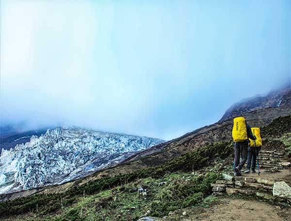마나슬루 베이스캠프로 향하는 길. 이때 처음으로 고산 증세가 느껴졌다.