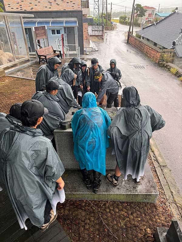 비가 내리는 와중에 식수를 보충하는 청소년들. 백두대간은 산을 하루에 여러 개를 타야 하기에 마을길을 지나는 일도 잦다.