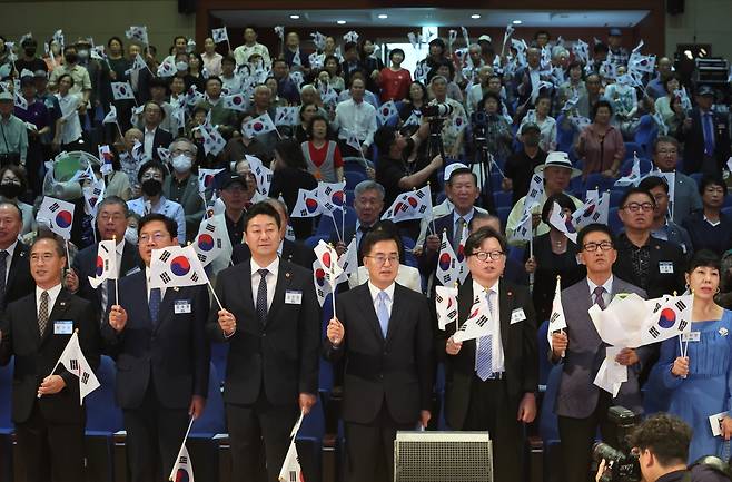 지난해 8월 경기 수원시에서 열린 광복절 경축식에서 김동연 경기도지사(앞줄 왼쪽 네 번째)와 김진경 경기도의회 의장(앞줄 왼쪽 세 번째) 등이 태극기를 흔들며 독립을 기념하고 있다. 경기도 제공