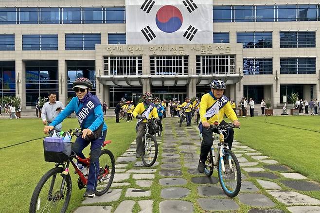 12일 오후 전북도청에서 열린 '신통일한국 피스로드 2025 전북도 통일대장정' 2부 자전거 행진에서 참석자들이 힘차게 페달을 밟으며 옛 전주종합경기장을 향하고 있다, 전주=김동욱 기자