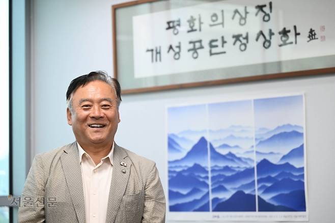 이재강 더불어민주당 의원이 지난달 28일 국회 의원회관에서 가진 인터뷰에서 “이재명 정부는 출범 직후 대북전단 금지, 대북방송 중단 등 즉각적인 긴장 완화 조치를 취했고 북한도 이에 호응하고 있다”면서 “남측이 먼저 신뢰 회복의 길을 제시한다면 시간이 걸리더라도 북한도 마침내 호응하지 않겠느냐”며 낙관적인 관점을 제시했다. 그 시작으로 대북전단 금지와 관련한 보완 입법이 필요하다고 강조했다. 홍윤기 기자