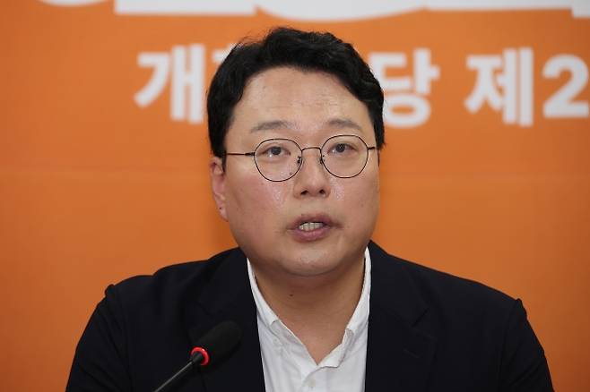 개혁신당 긴급 기자회견, 발언하는 천하람 원내대표 - 김건희 여사의 의혹들을 수사하는 민중기 특별검사팀이 개혁신당 이준석 대표의 자택 압수수색에 나선 28일 서울 여의도 국회에서 열린 개혁신당 긴급 기자회견에서 천하람 원내대표가 발언하고 있다. 2025.7.28 연합뉴스
