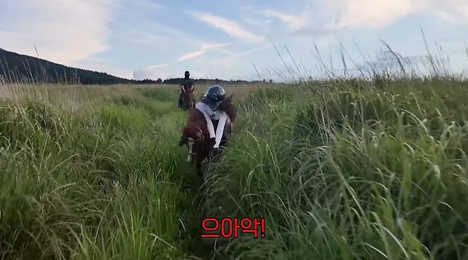 권유리가 제주도에서 승마 도중 말에서 떨어지는 장면. 유튜브 채널 ‘권유리’ 캡처