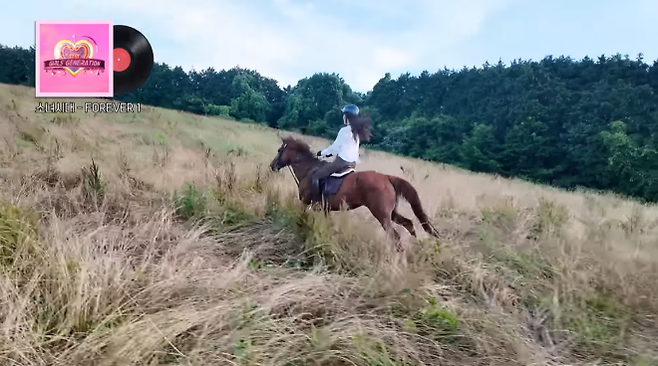 제주도에서 말을 타고 들판을 질주하는 권유리. 유튜브 채널 ‘권유리’ 캡처
