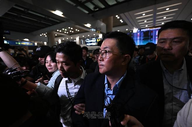 김건희 여사 일가의 ‘집사’로 지목된 김예성씨가 12일 인천국제공항 제1여객터미널을 통해 입국한 뒤 민중기 특별검사팀에 체포돼 이동하고 있다. 2025.8.12 홍윤기 기자