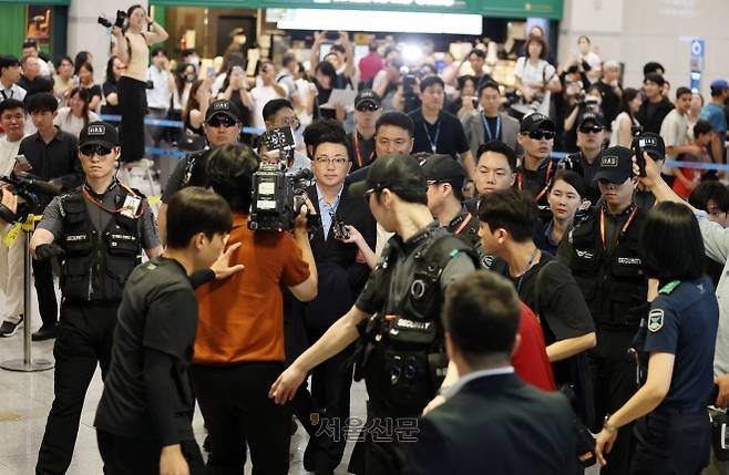 김건희 집사, 김예성씨 입국 - 김건희 여사 일가의 ‘집사’로 알려진 김예성 씨가 12일 인천국제공항을 통해 입국하고 있다. 윤석열 전 대통령이 파면된 지난 4월 급작스럽게 베트남으로 출국한 이후 약 4개월 만이다. 김 여사 관련 의혹을 수사하는 민중기 특별검사팀은 공항에서 곧바로 김씨를 체포해 조사실로 데려올 방침이다. 2025.8.12 홍윤기 기자