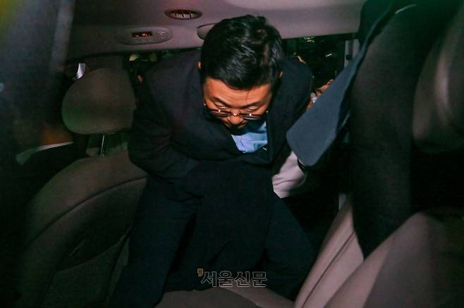 김예성 인천공항 체포 - 김건희 여사의 최측근으로 이른바 ‘집사 게이트’ 핵심 인물인 김예성이 12일 인천국제공항 제1여객터미널에서 체포된 채 이동하고 있다. 2025.8.12 홍윤기 기자