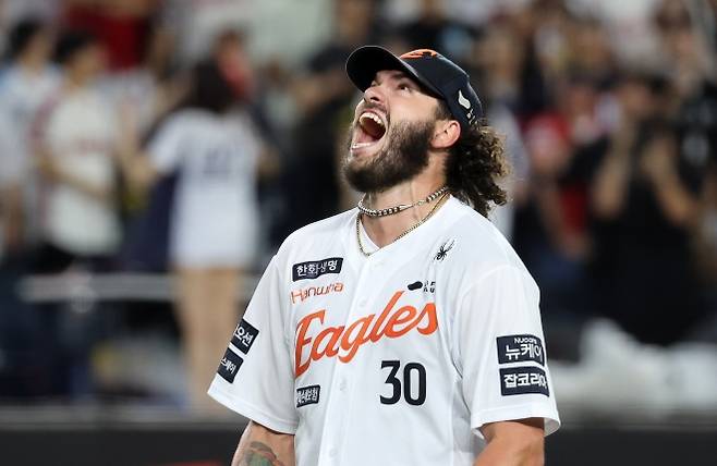 폰세, 최소경기 200k 수립 - 12일 대전 한화생명볼파크에서 열린 프로야구 롯데 자이언츠와 한화 이글스의 경기. 6회초 롯데 한태양을 삼진으로 잡은 한화 폰세가 환호하고 있다. 폰세는 이 삼진으로 최소경기 200탈삼진 기록을 세웠다. 2025.8.12 대전 연합뉴스