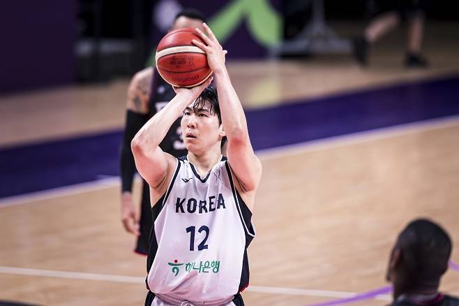 한국 남자농구 국가대표 문정현이 12일(한국시간) 사우디아라비아 제다에서 열린 2025 국제농구연맹(FIBA) 아시아컵 8강 진출전 괌과의 경기에서 슛하고 있다. FIBA 제공