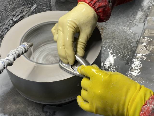 칼을 가는 연삭기로 웨지 페이스를 갈고 있는 모습. 사진=김세영 기자