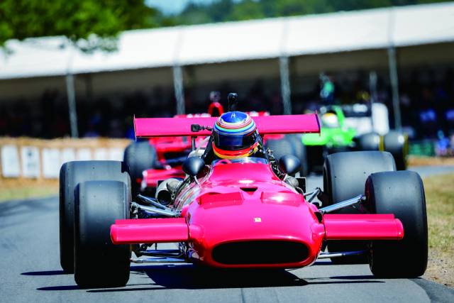 홈이 없는 타이어를 장착한 F1 자동차. Getty Images