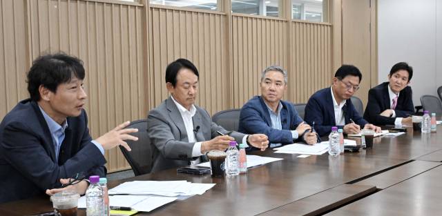 서울경제신문 주최로 지난달 28일 서울 용산구 삼일PWC에서 열린 ‘바이오 산업 육성을 위한 특별좌담회’ 에서 조완석(왼쪽부터) 회계법인 더올 대표, 이병건 지아이이노베이션 고문(전 회장), 이승규 한국바이오협회 상임부회장, 황만순 한국투자파트너스 대표, 김태영 PWC컨설팅 파트너가 토론하고 있다. 조태형 기자