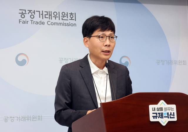 박정웅 공정위 제조업감시과장이 12일 정부세종청사 공정위 기자실에서 입주업체(모텔)가 비용 부담한 할인쿠폰 중 미사용분에 대해 야놀자, 여기어때 등 플랫폼 사업자가 임의로 소멸시킨 행위에 대해 시정명령 및 과징금을 부과하기로 결정했다고 밝히고 있다. 연합뉴스.