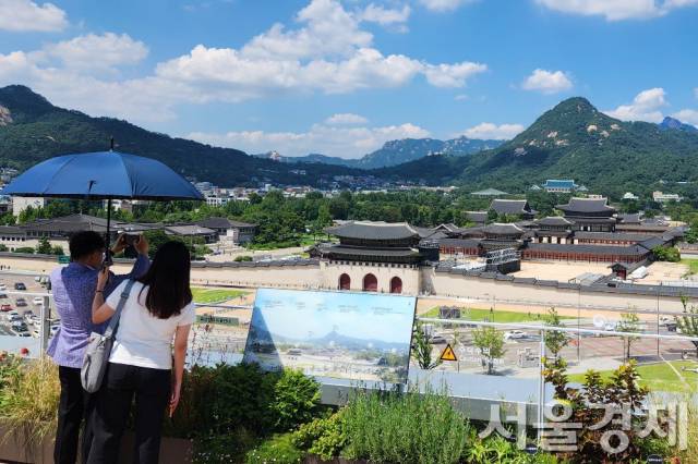 서울 종로구 대한민국역사박물관 8층 옥상에서 시민들이 경복궁과 북악산을 바라보고 있다. 최수문기자