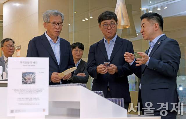 최휘영 문화체육관광부 장관이 8월 3일 서울 용산구 국립중앙박물관 기념품점에서 유홍준 국립중앙박물관장, 정용석 국립박물관문화재단 사장과 함께 박물관 상품(뮷즈) 판매 상황을 점검하고 있다. 사진 제공=문화체육관광부