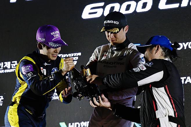 포디엄 위에서 서로를 축하해주고 있는 이정우, 이창욱 그리고 황진우. 사진: 김학수 기자