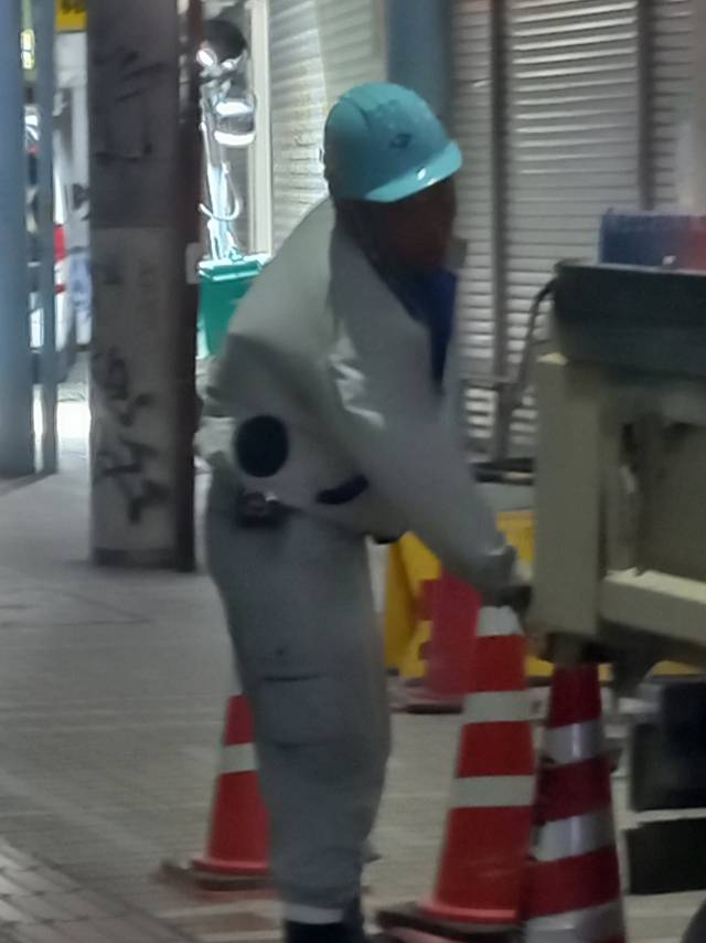 4일 일본 오키나와현 나하시의 한 시장 내 도로 보수 공사를 하는 작업자가 에어쿨링 작업복을 입고 있다. 양종곤 기자