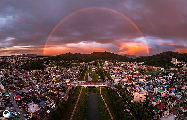 금상수상작 '한옥마을 위 무지개'(유광현) ⓒ제주민속자연사박물관
