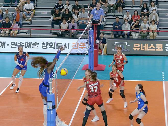 '2025 코리아 인비테이셔널' 진주국제여자배구대회 프랑스-일본 경기 모습 ⓒ진주시