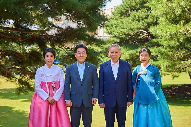 이재명 대통령(왼쪽 두 번째)과 김혜경 여사(맨 왼쪽)가 12일 청와대 상춘재 앞에서 또 럼 베트남 당 서기장, 배우자 응오 프엉 리 여사와 기념촬영을 하고 있다. ⓒ연합뉴스