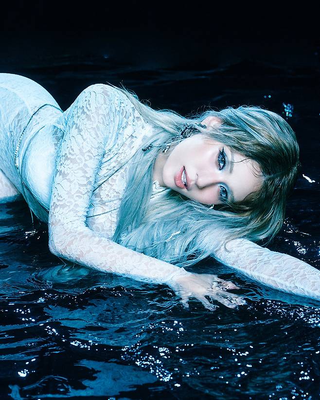 더블랙레이블의 ‘1호 여가수’ 전소미가 ‘더블랙 대세론’에 방점을 찍기 위해 나선다. 2번째 미니 앨범 ‘카오틱 앤드 컨퓨즈드’가 그의 새로운 필살기다. 사진제공|더블랙레이블