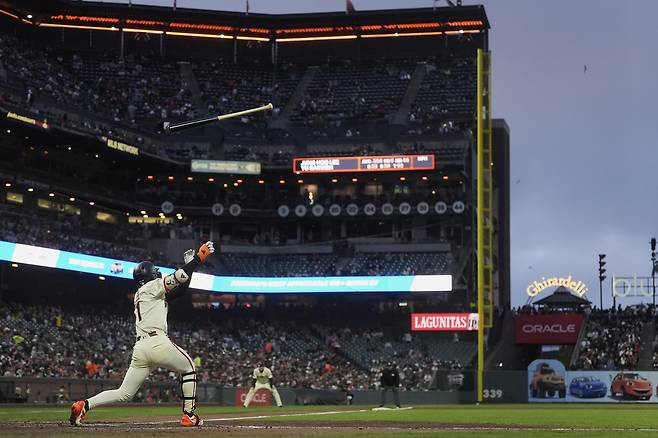 샌프란시스코 이정후가 12일 홈에서 열린 샌디에이고전 5회말 타격하고 있다. AP연합뉴스