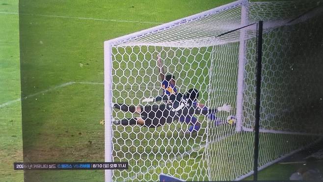 Ulsan Eric is trying to slide, and Jeju goalkeeper Kim Dong -jun is throwing his body into the goal. Coupang Play Screen Capture