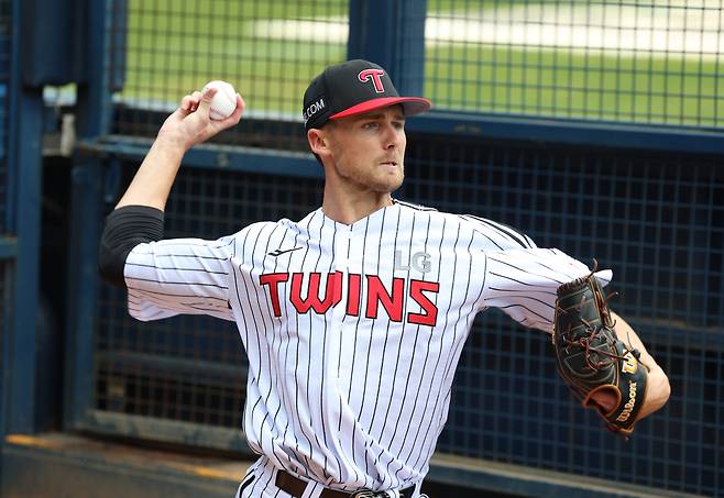 앤더스 톨허스트가 9일 잠실 한화전에 앞서 투구 훈련을 하고 있다. LG트윈스 제공