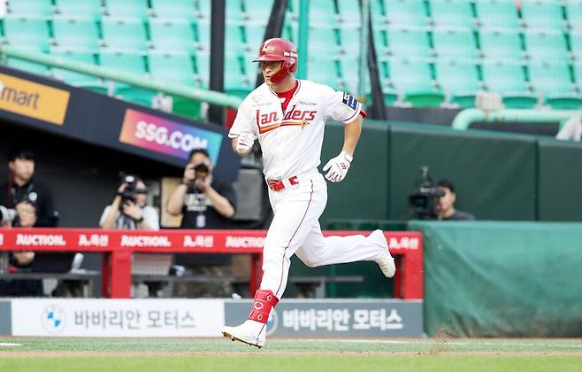▲ 12일 인천 키움전에서 2회 결승 투런포를 쳐 낸 하재훈 ⓒSSG랜더스