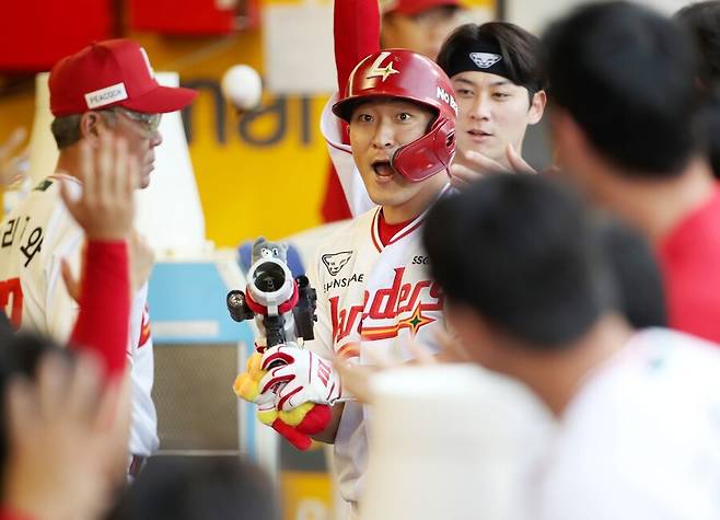 ▲ 하재훈의 2회 홈런은 SSG의 꼬인 경기 흐름을 풀 수 있었던 계기였다 ⓒSSG랜더스