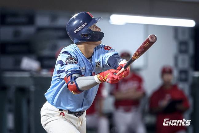 롯데 노진혁이 10일 사직 SSG전에서 9회 홈런을 기록하고 있다. /사진=롯데 자이언츠 제공