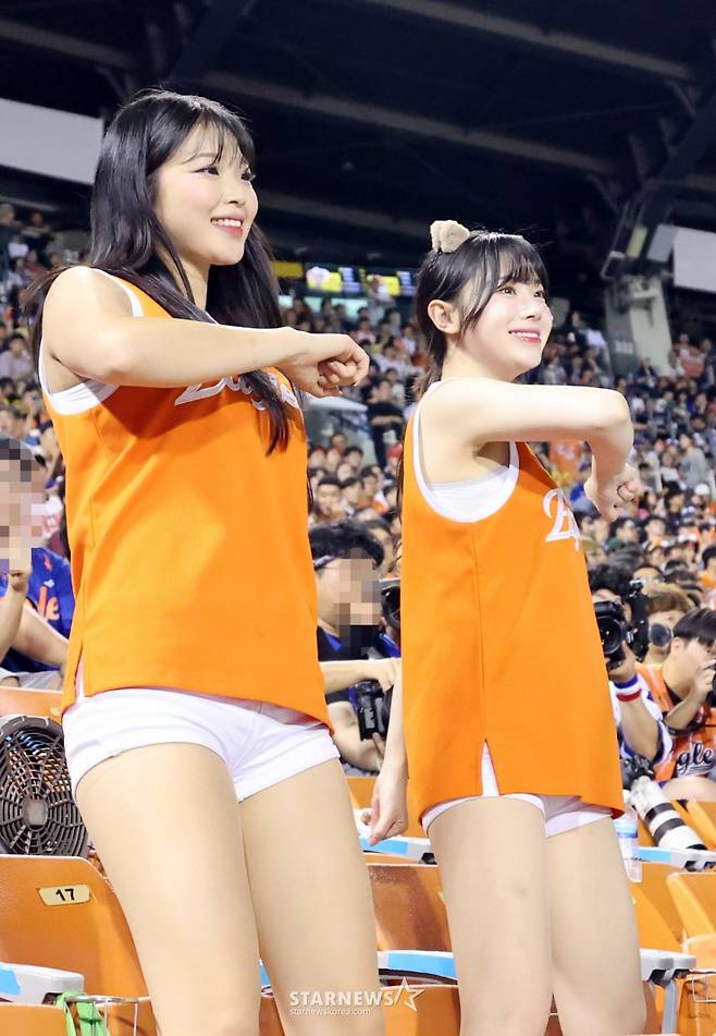 [영상] 한화 치어 나연·석화, '두둠칫' 어깨만 쓰는 아웃송