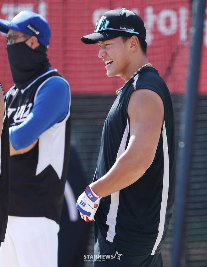 [영상] 안현민, 타격 1위 MVP의 미소