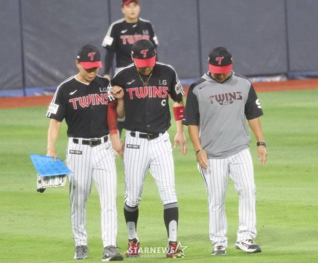 2025 신한 SOL Bank KBO리그 kt 위즈 대 LG 트윈스 경기가 12일 수원 KT위즈파크에서 열렸다. LG 중견수 박해민(가운데)이 8회말 2사 1,2루에서 KT 오윤석 타구를 수비하다 부상을 입고 교체되고 있다. /사진=김진경 대기자