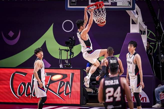 덩크를 꽂는 하윤기(가운데)의 모습. /사진=FIBA 홈페이지 갈무리