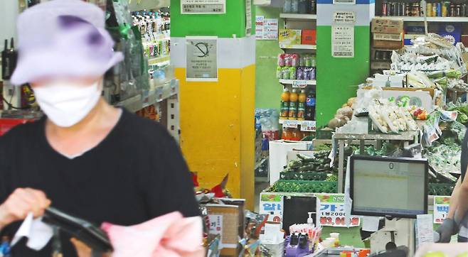 동네슈퍼는 대형마트, SSM에 이어 편의점에 밀려 설자리를 잃었다.[사진｜연합뉴스]
