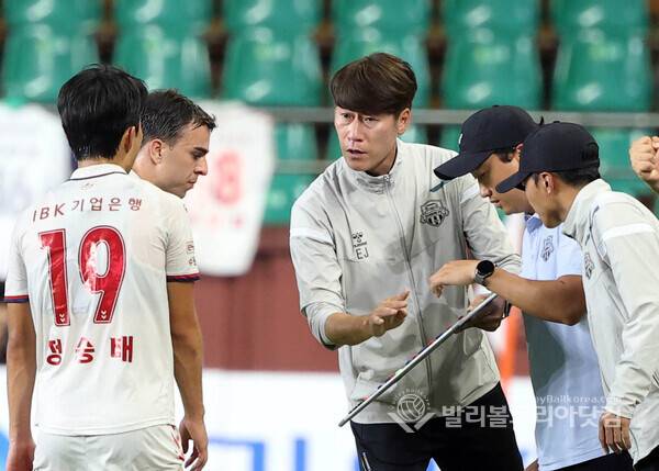 김은중 수원FC 감독 K리그 이달의 감독상 선정.