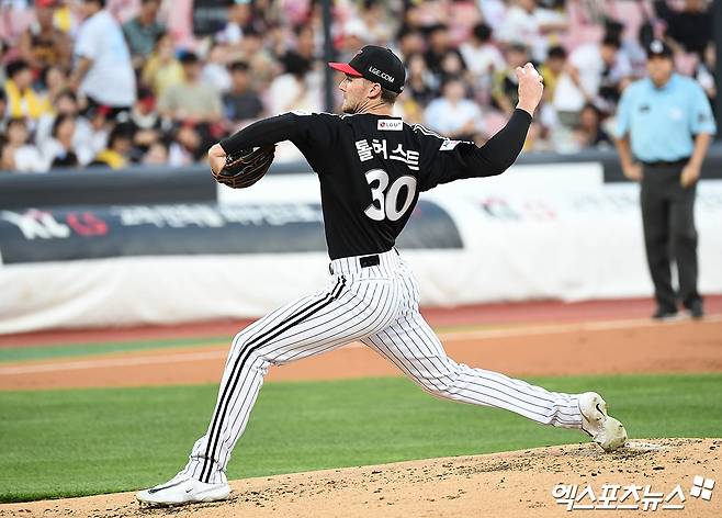 12일 오후 수원케이티위즈파크에서 열린 '2025 신한 SOL Bank KBO리그' LG 트윈스와 KT 위즈의 경기, 1회말 LG 선발투수 톨허스트가 역투하고 있다. 수원, 박지영 기자
