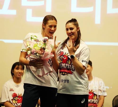 흥국생명 팬 미팅 행사에 참석한 레베카(왼쪽)와 피치 [흥국생명 배구단 제공. 재판매 및 DB 금지]