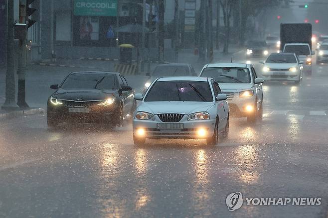 비 내리는 제주 (제주=연합뉴스) 박지호 기자 = 호우특보가 내려진 11일 오전 제주시의 한 도로에 비가 쏟아지고 있다. 2025.8.11 jihopark@yna.co.kr