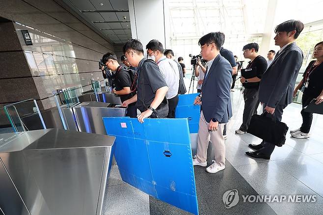 '공사 현장 근로자 감전 사고' 포스코이앤씨 본사 압수수색 (인천=연합뉴스) 임순석 기자 = 경기남부경찰청과 고용노동부 관계자들이 경기도 광명시 포스코이앤씨 고속도로 건설공사 현장의 미얀마인 근로자 감전 사고와 관련해 12일 포스코이앤씨 인천 본사(인천 연수구) 압수수색을 위해 사옥으로 들어가고 있다. 
    지난 4일 경기도 광명시 광명∼서울고속도로 연장공사 현장에서 미얀마 국적의 30대 남성 근로자가 지하 물웅덩이에 설치된 양수기 펌프를 점검하다 감전으로 추정되는 사고를 당해 현재까지 의식을 되찾지 못하고 있다. 2025.8.12 soonseok02@yna.co.kr