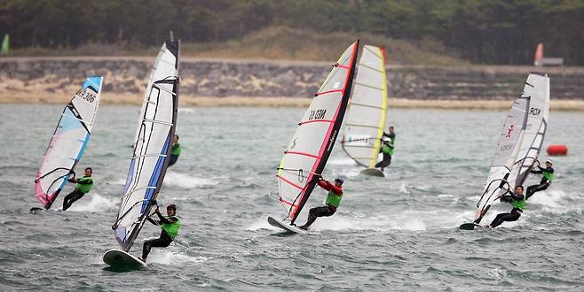 제주 바다에서 즐기는 윈드서핑 [연합뉴스 자료 사진]